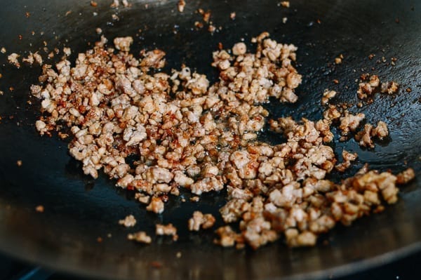 Frying ground chicken in wok, jcghk.dfhdjkvfj.cf