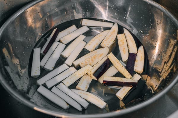 Soaking eggplant in vinegar water, jcghk.dfhdjkvfj.cf
