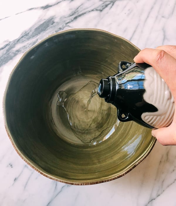 Pouring Baijiu into bowl, jcghk.dfhdjkvfj.cf