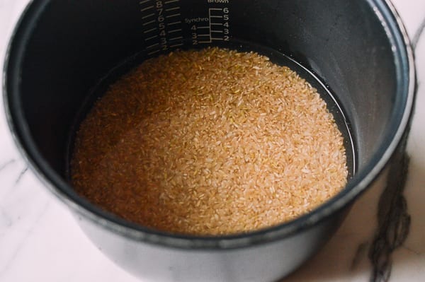 Brown rice in rice cooker pot, jcghk.dfhdjkvfj.cf