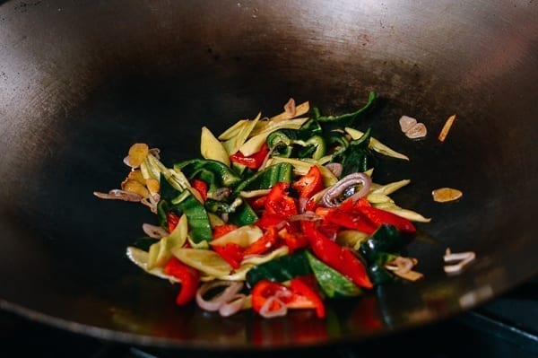 Adding peppers to wok, jcghk.dfhdjkvfj.cf
