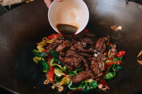 Pouring sauce into wok, jcghk.dfhdjkvfj.cf