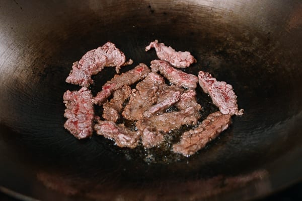 Frying dredged beef slices in wok, jcghk.dfhdjkvfj.cf