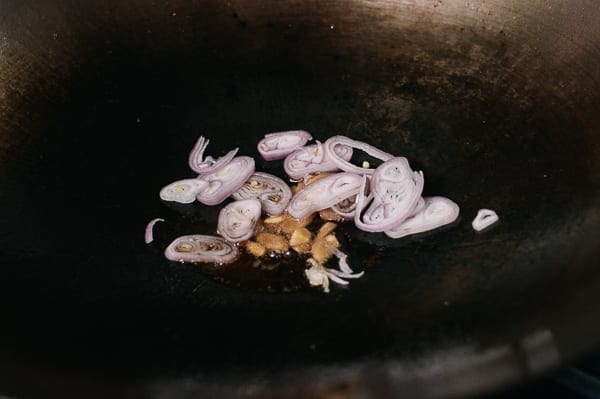 Adding shallots to wok, jcghk.dfhdjkvfj.cf