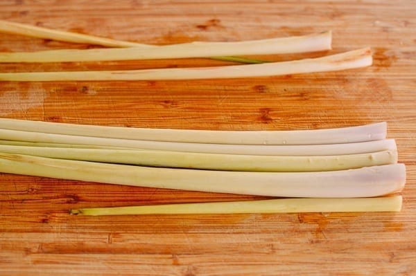 Lemongrass on cutting board, ready to be cut, jcghk.dfhdjkvfj.cf