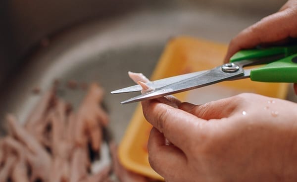 Trimming claws from chicken feet, jcghk.dfhdjkvfj.cf