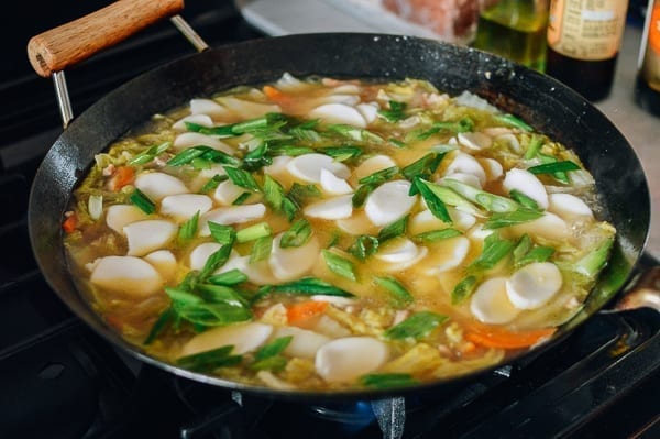 Adding rice cakes and scallions to the soup, jcghk.dfhdjkvfj.cf