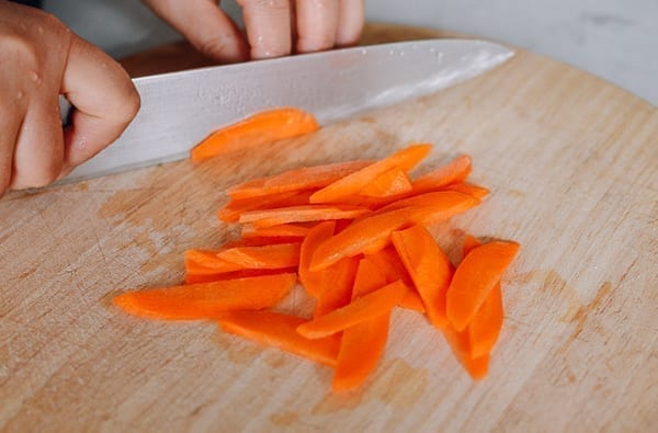 Thinly slicing a small carrot, jcghk.dfhdjkvfj.cf
