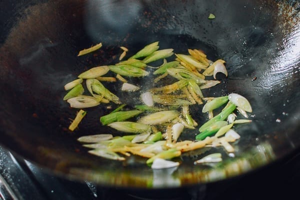 Ginger and scallions cooking in wok, jcghk.dfhdjkvfj.cf