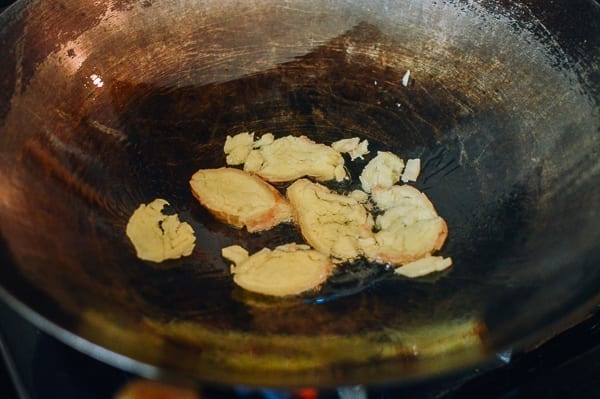 Smashed ginger slices in oil in wok, jcghk.dfhdjkvfj.cf
