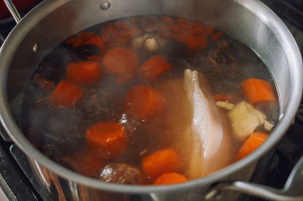 Pot of simmering Cantonese soup, jcghk.dfhdjkvfj.cf