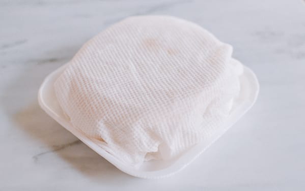 Keeping dumpling wrappers under damp towel, jcghk.dfhdjkvfj.cf