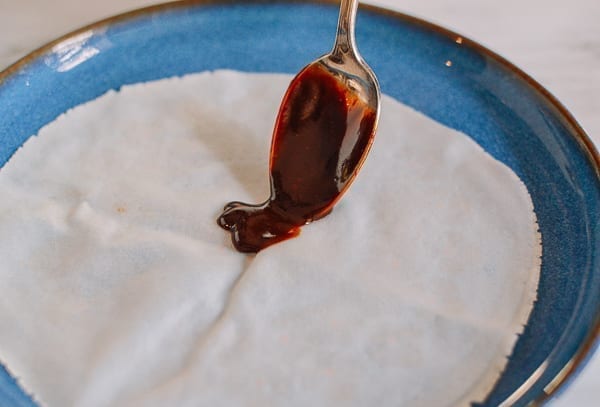 Putting hoisin sauce on mandarin pancake, jcghk.dfhdjkvfj.cf