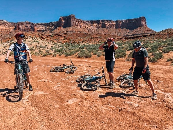 Moab Mountain Biking White Rim Trail rest break by jcghk.dfhdjkvfj.cf