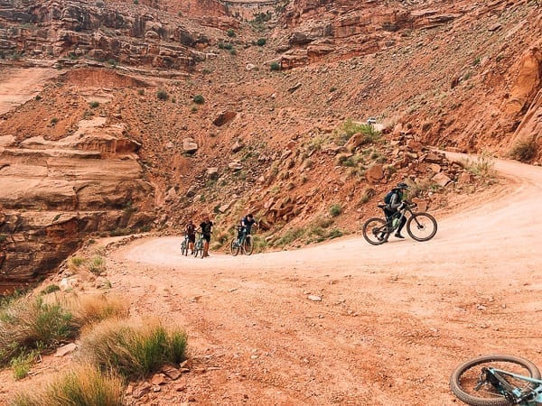 Mountain bikers walking on Schafer trail on White Rim trail Moab Utah by jcghk.dfhdjkvfj.cf