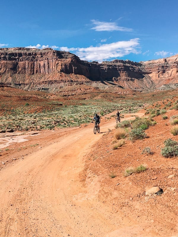 Mountain Bikers on White Rim trail Moab Utah by jcghk.dfhdjkvfj.cf