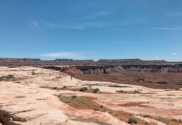 walking along Black Crack on the White RIM trail by jcghk.dfhdjkvfj.cf