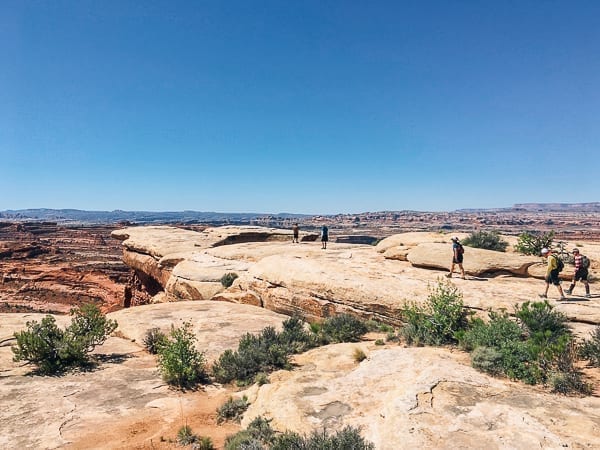 scenic trail walk near white crack on White rim trail in Canyonlands by jcghk.dfhdjkvfj.cf