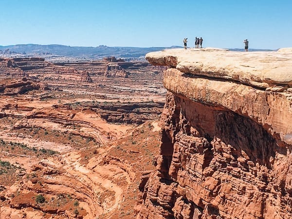 Hikers near white crack on White rim trail in Canyonlands by jcghk.dfhdjkvfj.cf
