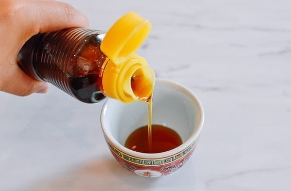 Pouring out sesame oil to see color, jcghk.dfhdjkvfj.cf