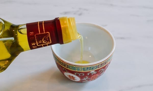 Pouring Sichuan Peppercorn Oil, jcghk.dfhdjkvfj.cf