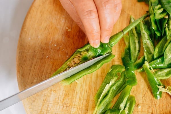Slicing long hot green peppers, jcghk.dfhdjkvfj.cf