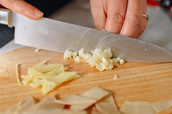 Chopping ginger and garlic, jcghk.dfhdjkvfj.cf