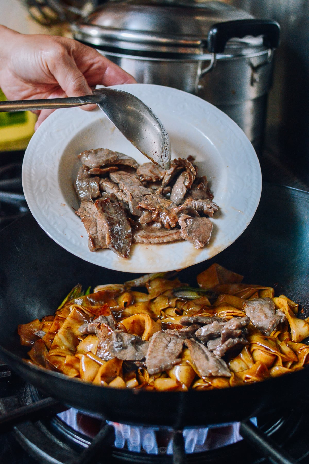 Adding beef back to wok, jcghk.dfhdjkvfj.cf