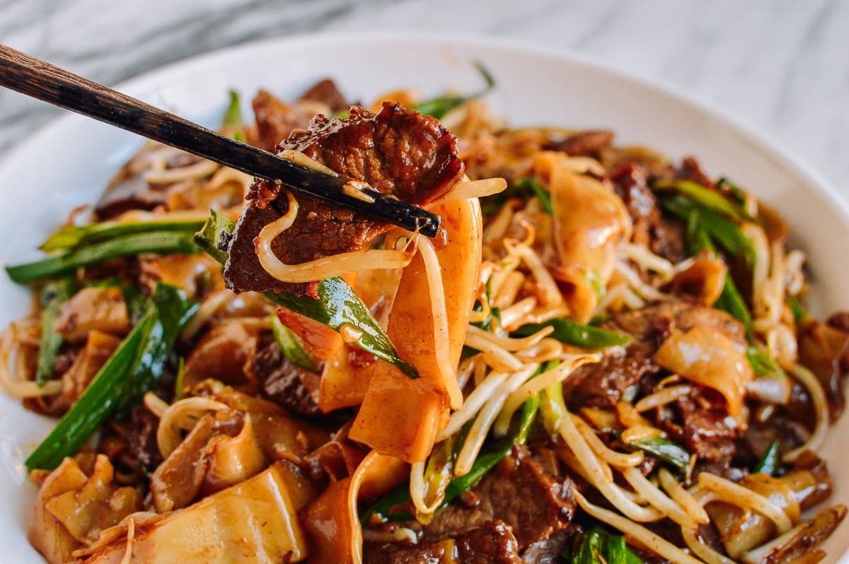 Chopsticks picking up beef chow fun, jcghk.dfhdjkvfj.cf