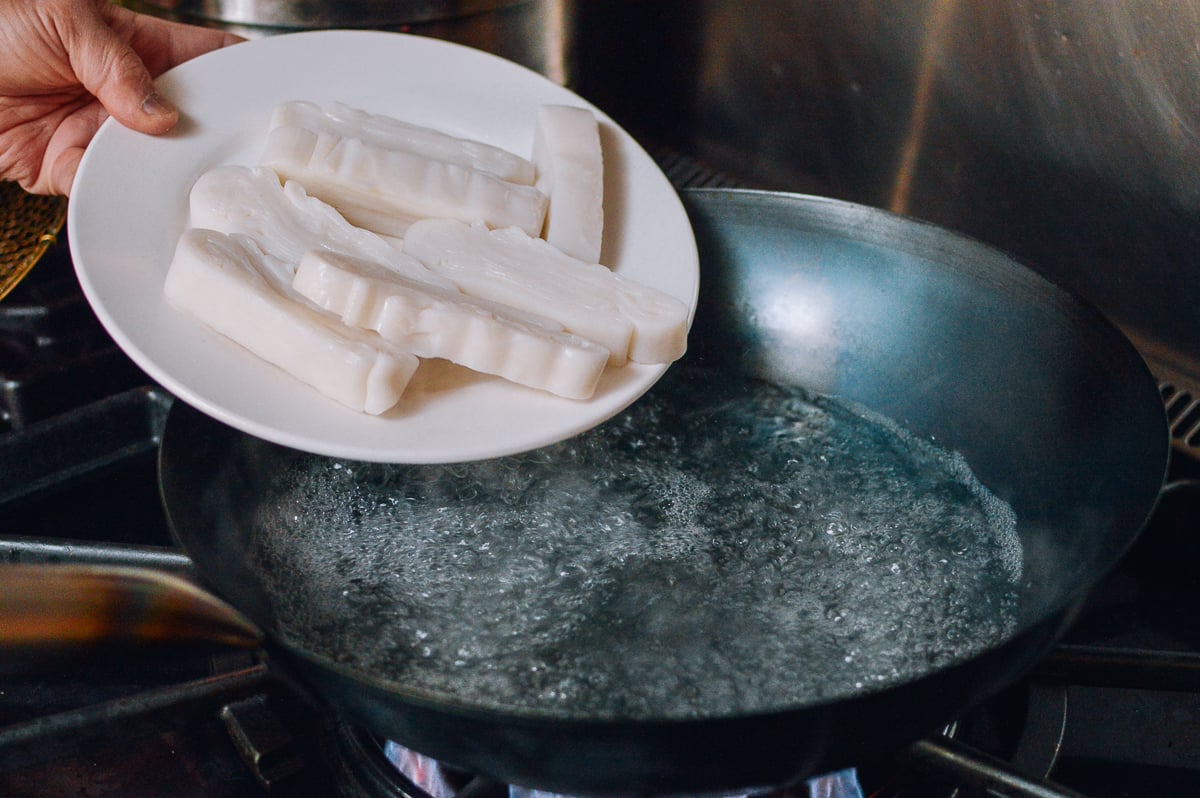 Putting rice noodles in wok filled with boiling water, jcghk.dfhdjkvfj.cf