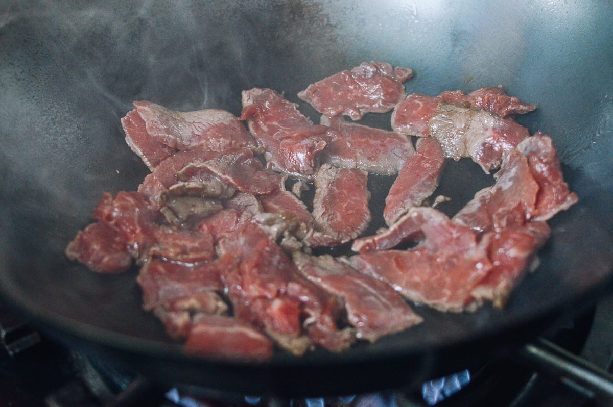 Searing beef in wok in one layer, jcghk.dfhdjkvfj.cf