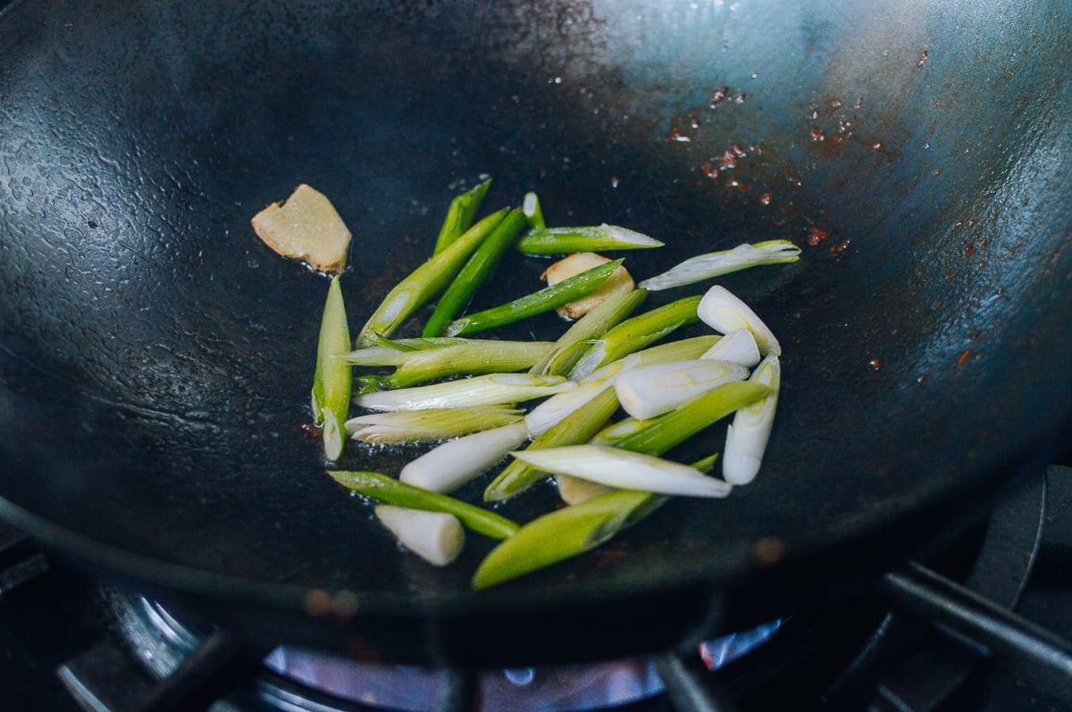 Ginger and scallions in wok, jcghk.dfhdjkvfj.cf