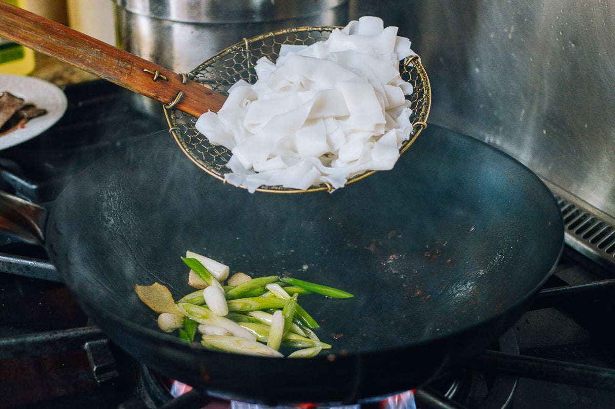 Adding rice noodles to wok, jcghk.dfhdjkvfj.cf