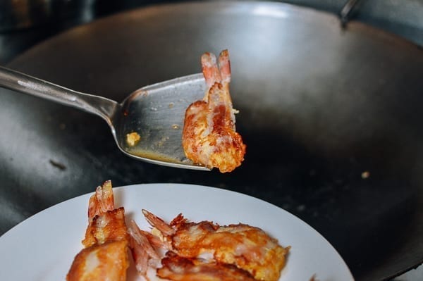 Transferring shrimp to plate, jcghk.dfhdjkvfj.cf