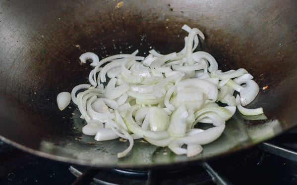 Adding onions to wok, jcghk.dfhdjkvfj.cf