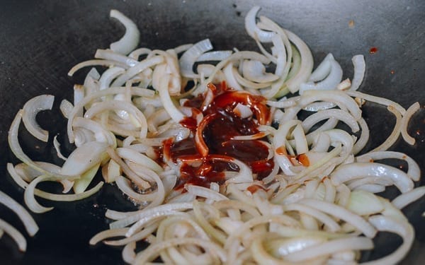 Adding sauce to onions, jcghk.dfhdjkvfj.cf