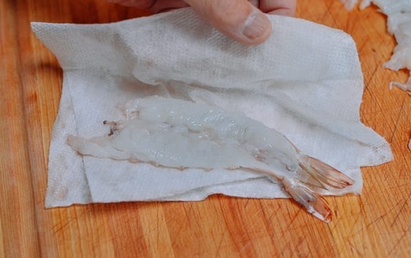 Patting shrimp dry with paper towel, jcghk.dfhdjkvfj.cf