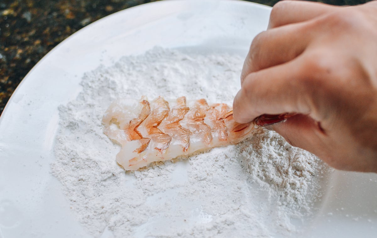 Dredging shrimp in flour, jcghk.dfhdjkvfj.cf