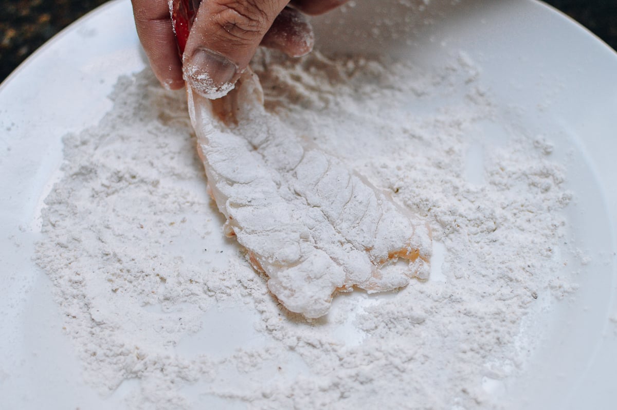 Dredging shrimp in flour, jcghk.dfhdjkvfj.cf