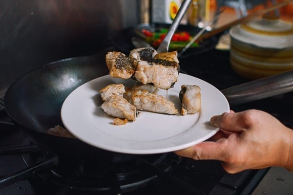 Removing seared fish from wok, jcghk.dfhdjkvfj.cf