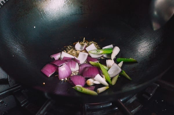 Onions, scallions, and ginger in wok, jcghk.dfhdjkvfj.cf