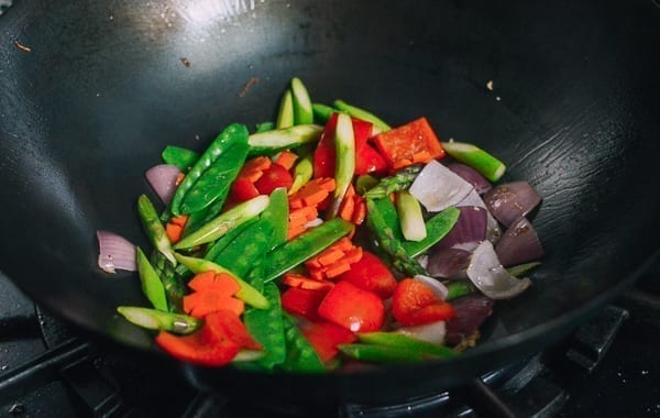 Adding blanched vegetables back to wok, jcghk.dfhdjkvfj.cf
