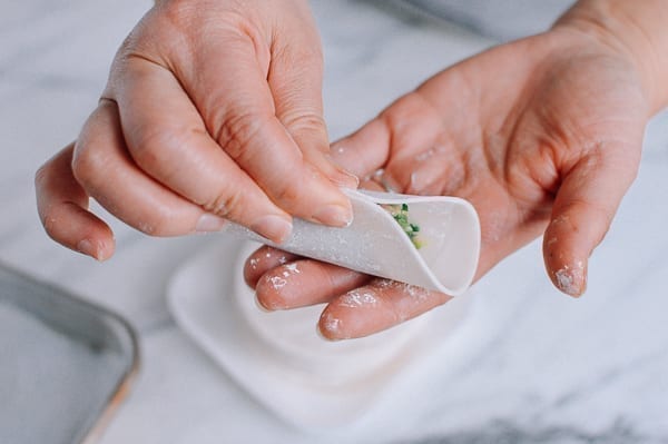 Folding dumpling wrapper in half, jcghk.dfhdjkvfj.cf