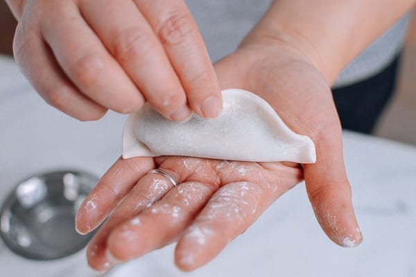 Flattening dumpling on palm of hand, jcghk.dfhdjkvfj.cf