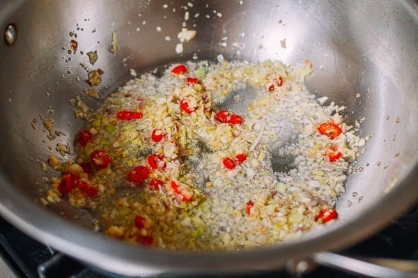 Frying garlic, ginger, lemongrass, and chili, jcghk.dfhdjkvfj.cf