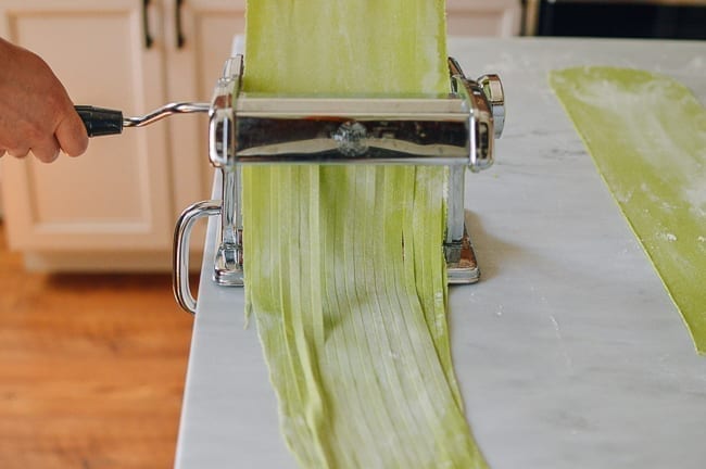 Cutting spinach noodles with pasta cutter, jcghk.dfhdjkvfj.cf
