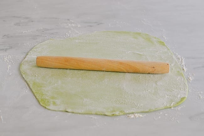 Rolling noodle dough with rolling pin, jcghk.dfhdjkvfj.cf