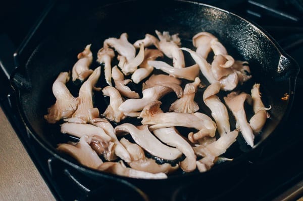 Oyster mushrooms in cast iron skillet, jcghk.dfhdjkvfj.cf