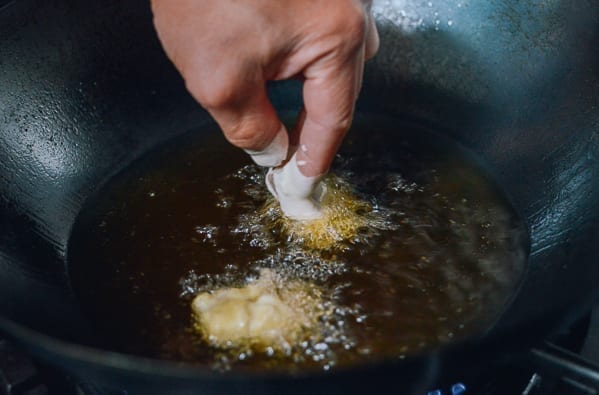 Frying chicken in wok, jcghk.dfhdjkvfj.cf