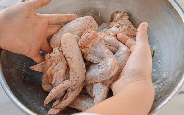 Tossing chicken wings with dry spices, jcghk.dfhdjkvfj.cf